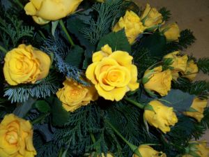 Gesteck gelbe Rosen (2)